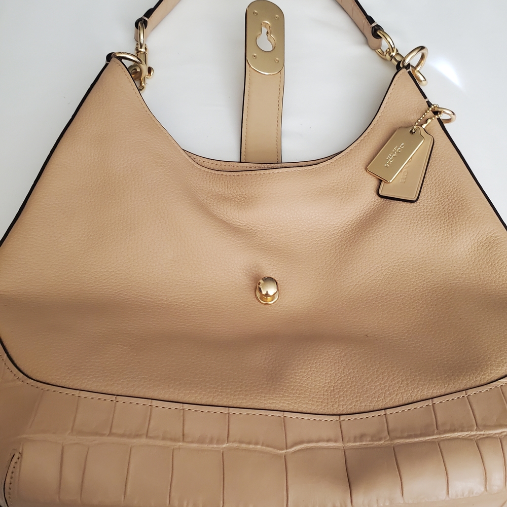 Elegant Coach Hobo Peach Leather Shoulder Bag. - Picture 5 of 8
